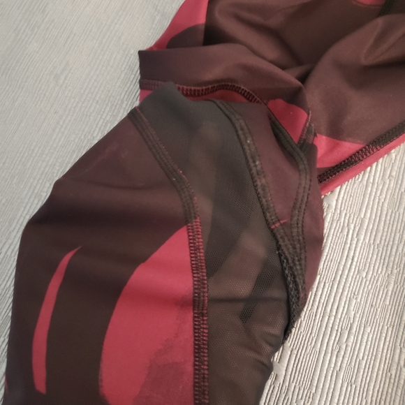 Lululemon Cropped Leggings With Mesh Inserts Size 4 - Picture 9 of 13